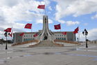 Die tunesischen Flaggen beim Monument vor dem Hochzeits- und Vermählungspalast in Tunis
