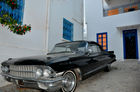 Ein schwarzer Oldtimer Cadillac, der so gar nicht in dieses malerische tunesische Viertel von Sidi Bou Said passt. 