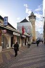 Fussgänger-Boulevard auf dem Weg zur über 1000 jährigen Moschee in der Medina von Tunis