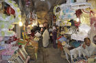 Die Souks in der Medina von Tunis bieten auch Hochzeitskleider feil. The souks and shops in the medina of Tunis are presenting wedding cloth and accessiors