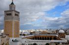 Das Minarett der über 1000 jährigen Ez-Zitouna Moschee in der Medina von Tunis, die vom orientalischen Bazar mit seinen Souks umsäumt ist