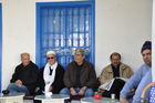 In vielen tunesien Restaurants Bars und Cafés sind Männer anzutreffen, die sich hier treffen, warten, beobachten und  einen Kaffee oder Tee trinken 