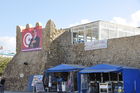 Die Burgmauer um die Medina.Hier trifft man an jeder Ecke auf ein Plakat mit dem Portraits von Staatspräsident Ben Ali 