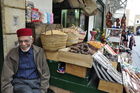 Dieser Kolonialwaren-Händler in den Souks der Medina hat eine Pole-Position direkt neben der grossen Moschee in Tunis