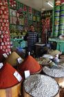 Auf dem Gewürzmarkt in Zaghouan türmen sich Berge orientalischer Gewürze in den Souks