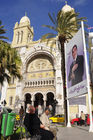 Staatspräsident Ben Ali wacht auch vor der Katholischen Kirche in Tunis am Eingang zur Medina mit den vielen Souk