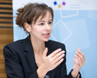 (c) fotodienst / Anna Rauchenberger - Wien, am 02.12.2009 - Heute wurde in der Wirtschaftskammer Wien die neue Karmasin - Studie 'Erfolgsstrategien österreichischer Unternehmen aus der Krise' präsentiert. Die Studie soll als Wegweiser für wirtschaftlich schwierige Momente dienen. Die Wirtschaftskammer Wien bietet mit 'Fit 2010'  Wiener KMUs ein konzentriertes Maßnahmenbündel zum Durchstarten. FOTO: Dr. Sophie Karmasin, Karmasin Motivforschung