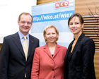 (c) fotodienst / Anna Rauchenberger - Wien, am 02.12.2009 - Heute wurde in der Wirtschaftskammer Wien die neue Karmasin - Studie 'Erfolgsstrategien österreichischer Unternehmen aus der Krise' präsentiert. Die Studie soll als Wegweiser für wirtschaftlich schwierige Momente dienen. Die Wirtschaftskammer Wien bietet mit 'Fit 2010'  Wiener KMUs ein konzentriertes Maßnahmenbündel zum Durchstarten. FOTO v.l.: Alfred Harl, CMC, Obmann Fachverband Unternehmensberatung und Informationstechnologie (UBIT), KR Brigitte Jank, Präsidentin Wirtschaftskammer Wien, Dr. Sophie Karmasin, Karmasin Motivforschung