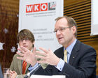 (c) fotodienst / Anna Rauchenberger - Wien, am 02.12.2009 - Heute wurde in der Wirtschaftskammer Wien die neue Karmasin - Studie 'Erfolgsstrategien österreichischer Unternehmen aus der Krise' präsentiert. Die Studie soll als Wegweiser für wirtschaftlich schwierige Momente dienen. Die Wirtschaftskammer Wien bietet mit 'Fit 2010'  Wiener KMUs ein konzentriertes Maßnahmenbündel zum Durchstarten. FOTO: Alfred Harl, CMC, Obmann Fachverband Unternehmensberatung und Informationstechnologie (UBIT)