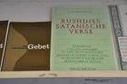 Auch Salman Rushdies Satanische Verse gehören zur Lektüre der Islamischen Gemeinschaft der Mahmud Moschee.