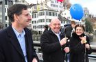 Polit-Prominenz an der Kundgebung der Gegner der Minarettverbots-Initiative erhalten von den Veranstaltern einen Ballon: SP-Nationalrat Mario Fehr, Strafrechtsprofesor und Nationalrat Daniel Jositsch sowie FDP-Nationalrätin Doris Fiala