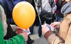 Polit-Prominenz an der Kundgebung der Gegner der Minarettverbots-Initiative erhalten von den Veranstaltern einen Ballon: SP-Nationalrat Mario Fehr, Strafrechtsprofesor und Nationalrat Daniel Jositsch und FDP-Kantonsrätin Doris Fiala