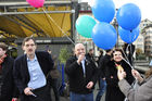 Polit-Prominenz an der Kundgebung der Gegner der Minarettverbots-Initiative erhalten von den Veranstaltern einen Ballon: SP-Nationalrat Mario Fehr, Strafrechtsprofesor und Nationalrat Daniel Jositsch und FDP-Nationalrätin Doris Fiala