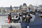 Die Schweizer Marine verfügt über 10 Boote in der Schweiz. Hier legen zwei Boote in Zürich beim Bellevue an und die Truppe posiert vor der Skyline Zürichs