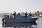 Die Schweizer Marine verfügt über 10 Boote in der Schweiz. Hier legen Sie in Zürich beim Bellevue an und nimmt Zürich ins Visier