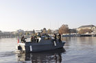 Die Schweizer Marine verfügt über 10 Boote in der Schweiz. Hier legen zwei Boote in Zürich beim Bellevue an und die MP ist auf die Skyline Zürichs gerichtet