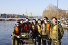 Die Schweizer Marine verfügt über 10 Boote in der Schweiz. Hier legen zwei Boote in Zürich beim Bellevue an und die Truppe posiert vor der Skyline Zürichs