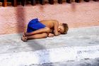Bedrückende Schicksale, Armut und Gewalt erlebte der Schweizer Foto-Journalist während seines dreimonatigen Aufenthaltes im Favela Serv i Luz in Fortaleza. Brasilianischer Straßenjunge in Fortaleza, Céara