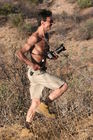 Der Schweizer Foto-Journalist Gerd Müller im kenyanischen Samburu Nationalpark im Einsatz. Nicht bekannt ist, ob er wilden Tieren hinterher rennt oder vor IHnen davon läuft. 