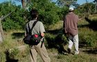 Der Schweizer Foto-Journalist und Umweltaktivist Gerd Müller folgt dem Naro-Buschmann durch die Wildnis im Okavango Delta. Ein Spaziergang mit Adrenalinschüben. 