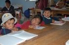 Bildung in den Anden: Die Schüler haben oft einen weiten Weg bis zur Schule und sind infolge mangelnder Ernährung erschöpft und unkonzentriert. Schulunterricht mit minimalsten Mitteln in den Anden bei Cachamarca und Namora: Education in the andines: school with very limited infrastructure