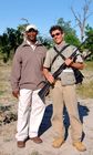Dank dem Bushmen-Führer wäre eigentlich keine Schusswaffe nötig. Diese werden aber in den Camps zum Schutz der Touristen mitgenommen und nur im äußersten Notfall eingesetzt, wie hier im Jao Camp im Okavango-Delta 