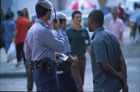 Immer auf Draht: Tausende von Polizisten und CDR-Spitzeln überwachen jede Ecke in Havanna und anderen Städten, um den Kontakt von Touristen mit Einheimischen zu unterbinden.
