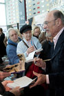 © fotodienst/Katharina Schiffl - Wien 12.11.2009 - BUCH WIEN Internationale Buchmesse und Lesefestwoche  Im Zuge der Gratisbuchaktion Eine STADT. Ein BUCH. Irvin D. Yalom signiert sein Buch: Und Nietzsche weinte