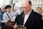 © fotodienst/Katharina Schiffl - Wien 12.11.2009 - BUCH WIEN Internationale Buchmesse und Lesefestwoche  Im Zuge der Gratisbuchaktion Eine STADT. Ein BUCH. 
Irvin D. Yalom signiert sein Buch: Und Nietzsche weinte