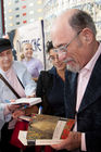 © fotodienst/Katharina Schiffl - Wien 12.11.2009 - BUCH WIEN Internationale Buchmesse und Lesefestwoche  Im Zuge der Gratisbuchaktion Eine STADT. Ein BUCH. 
Irvin D. Yalom signiert sein Buch: Und Nietzsche weinte