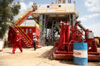 Die Bohrung des australisch-österreichischen Erdöl-Explorationsunternehmens ADX Energy Ltd. in Sidi Dhaher hat kürzlich die 2.000 Meter Marke überschritten. Das Bohrprojekt befindet sich nun in der Testphase. Im Bild. Unterer Teil des Bohrturms mit 