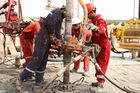 Die Bohrung des australisch-österreichischen Erdöl-Explorationsunternehmens ADX Energy Ltd. in Sidi Dhaher hat kürzlich die 2.000 Meter Marke überschritten. Das Bohrprojekt befindet sich nun in der Testphase. Im Bild: Arbeiter bei der Verrohrung