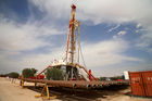 Die Bohrung des australisch-österreichischen Erdöl-Explorationsunternehmens ADX Energy Ltd. in Sidi Dhaher hat kürzlich die 2.000 Meter Marke überschritten. Das Bohrprojekt befindet sich nun in der Testphase. Im Bild: Futterrohre und Bohrturm