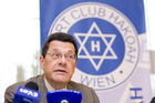 (c) fotodienst / Anna Rauchenberger - Wien, am 06.11.2009 - Der jüdische Traditionsclub 'S.C. HAKOAH', vor dem Zweiten Weltkrieg mitgliederstärkster Allround-Sportverein der Welt, feiert sein 100-jähriges Bestehen. In seiner Geschichte spiegelt sich nicht nur Wiener Sportgeschichte, sondern auch die Geschichte der Jüdischen Gemeinde Wiens im 20. Jahrhundert. Das Jubiläum wird mit einer Gala-Veranstaltung im neuen Sport & Freizeitzentrum begangen. Im Pressegespräch wird u.a. das neue Buch '100 Jahre HAKOAH 1909-2009' präsentiert. FOTO: Univ.Prof. Dr. Paul Haber, Präsident des S. C. HAKOAH