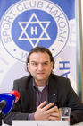 (c) fotodienst / Anna Rauchenberger - Wien, am 06.11.2009 - Der jüdische Traditionsclub 'S.C. HAKOAH', vor dem Zweiten Weltkrieg mitgliederstärkster Allround-Sportverein der Welt, feiert sein 100-jähriges Bestehen. In seiner Geschichte spiegelt sich nicht nur Wiener Sportgeschichte, sondern auch die Geschichte der Jüdischen Gemeinde Wiens im 20. Jahrhundert. Das Jubiläum wird mit einer Gala-Veranstaltung im neuen Sport & Freizeitzentrum begangen. Im Pressegespräch wird u.a. das neue Buch '100 Jahre HAKOAH 1909-2009' präsentiert. FOTO: Ing. Ronald Gelbard, Geschäftsführer des Sportzentrums