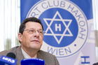 (c) fotodienst / Anna Rauchenberger - Wien, am 06.11.2009 - Der jüdische Traditionsclub 'S.C. HAKOAH', vor dem Zweiten Weltkrieg mitgliederstärkster Allround-Sportverein der Welt, feiert sein 100-jähriges Bestehen. In seiner Geschichte spiegelt sich nicht nur Wiener Sportgeschichte, sondern auch die Geschichte der Jüdischen Gemeinde Wiens im 20. Jahrhundert. Das Jubiläum wird mit einer Gala-Veranstaltung im neuen Sport & Freizeitzentrum begangen. Im Pressegespräch wird u.a. das neue Buch '100 Jahre HAKOAH 1909-2009' präsentiert. FOTO: Univ.Prof. Dr. Paul Haber, Präsident des S. C. HAKOAH