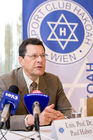 (c) fotodienst / Anna Rauchenberger - Wien, am 06.11.2009 - Der jüdische Traditionsclub 'S.C. HAKOAH', vor dem Zweiten Weltkrieg mitgliederstärkster Allround-Sportverein der Welt, feiert sein 100-jähriges Bestehen. In seiner Geschichte spiegelt sich nicht nur Wiener Sportgeschichte, sondern auch die Geschichte der Jüdischen Gemeinde Wiens im 20. Jahrhundert. Das Jubiläum wird mit einer Gala-Veranstaltung im neuen Sport & Freizeitzentrum begangen. Im Pressegespräch wird u.a. das neue Buch '100 Jahre HAKOAH 1909-2009' präsentiert. FOTO: Univ.Prof. Dr. Paul Haber, Präsident des S. C. HAKOAH