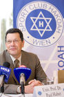 (c) fotodienst / Anna Rauchenberger - Wien, am 06.11.2009 - Der jüdische Traditionsclub 'S.C. HAKOAH', vor dem Zweiten Weltkrieg mitgliederstärkster Allround-Sportverein der Welt, feiert sein 100-jähriges Bestehen. In seiner Geschichte spiegelt sich nicht nur Wiener Sportgeschichte, sondern auch die Geschichte der Jüdischen Gemeinde Wiens im 20. Jahrhundert. Das Jubiläum wird mit einer Gala-Veranstaltung im neuen Sport & Freizeitzentrum begangen. Im Pressegespräch wird u.a. das neue Buch '100 Jahre HAKOAH 1909-2009' präsentiert. FOTO: Univ.Prof. Dr. Paul Haber, Präsident des S. C. HAKOAH