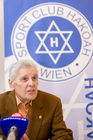 (c) fotodienst / Anna Rauchenberger - Wien, am 06.11.2009 - Der jüdische Traditionsclub 'S.C. HAKOAH', vor dem Zweiten Weltkrieg mitgliederstärkster Allround-Sportverein der Welt, feiert sein 100-jähriges Bestehen. In seiner Geschichte spiegelt sich nicht nur Wiener Sportgeschichte, sondern auch die Geschichte der Jüdischen Gemeinde Wiens im 20. Jahrhundert. Das Jubiläum wird mit einer Gala-Veranstaltung im neuen Sport & Freizeitzentrum begangen. Im Pressegespräch wird u.a. das neue Buch '100 Jahre HAKOAH 1909-2009' präsentiert. FOTO: Erich Sinai, Zeitzeuge