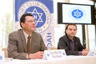 (c) fotodienst / Anna Rauchenberger - Wien, am 06.11.2009 - Der jüdische Traditionsclub 'S.C. HAKOAH', vor dem Zweiten Weltkrieg mitgliederstärkster Allround-Sportverein der Welt, feiert sein 100-jähriges Bestehen. In seiner Geschichte spiegelt sich nicht nur Wiener Sportgeschichte, sondern auch die Geschichte der Jüdischen Gemeinde Wiens im 20. Jahrhundert. Das Jubiläum wird mit einer Gala-Veranstaltung im neuen Sport & Freizeitzentrum begangen. Im Pressegespräch wird u.a. das neue Buch '100 Jahre HAKOAH 1909-2009' präsentiert. FOTO v.l.: Univ.Prof. Dr. Paul Haber, Präsident des S. C. HAKOAH, Ing. Ronald Gelbard, Geschäftsführer des Sportzentrums