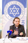 (c) fotodienst / Anna Rauchenberger - Wien, am 06.11.2009 - Der jüdische Traditionsclub 'S.C. HAKOAH', vor dem Zweiten Weltkrieg mitgliederstärkster Allround-Sportverein der Welt, feiert sein 100-jähriges Bestehen. In seiner Geschichte spiegelt sich nicht nur Wiener Sportgeschichte, sondern auch die Geschichte der Jüdischen Gemeinde Wiens im 20. Jahrhundert. Das Jubiläum wird mit einer Gala-Veranstaltung im neuen Sport & Freizeitzentrum begangen. Im Pressegespräch wird u.a. das neue Buch '100 Jahre HAKOAH 1909-2009' präsentiert. FOTO: Ing. Ronald Gelbard, Geschäftsführer des Sportzentrums