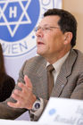 (c) fotodienst / Anna Rauchenberger - Wien, am 06.11.2009 - Der jüdische Traditionsclub 'S.C. HAKOAH', vor dem Zweiten Weltkrieg mitgliederstärkster Allround-Sportverein der Welt, feiert sein 100-jähriges Bestehen. In seiner Geschichte spiegelt sich nicht nur Wiener Sportgeschichte, sondern auch die Geschichte der Jüdischen Gemeinde Wiens im 20. Jahrhundert. Das Jubiläum wird mit einer Gala-Veranstaltung im neuen Sport & Freizeitzentrum begangen. Im Pressegespräch wird u.a. das neue Buch '100 Jahre HAKOAH 1909-2009' präsentiert. FOTO: Univ.Prof. Dr. Paul Haber, Präsident des S. C. HAKOAH