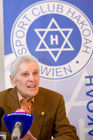 (c) fotodienst / Anna Rauchenberger - Wien, am 06.11.2009 - Der jüdische Traditionsclub 'S.C. HAKOAH', vor dem Zweiten Weltkrieg mitgliederstärkster Allround-Sportverein der Welt, feiert sein 100-jähriges Bestehen. In seiner Geschichte spiegelt sich nicht nur Wiener Sportgeschichte, sondern auch die Geschichte der Jüdischen Gemeinde Wiens im 20. Jahrhundert. Das Jubiläum wird mit einer Gala-Veranstaltung im neuen Sport & Freizeitzentrum begangen. Im Pressegespräch wird u.a. das neue Buch '100 Jahre HAKOAH 1909-2009' präsentiert. FOTO: Erich Sinai, Zeitzeuge