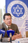 (c) fotodienst / Anna Rauchenberger - Wien, am 06.11.2009 - Der jüdische Traditionsclub 'S.C. HAKOAH', vor dem Zweiten Weltkrieg mitgliederstärkster Allround-Sportverein der Welt, feiert sein 100-jähriges Bestehen. In seiner Geschichte spiegelt sich nicht nur Wiener Sportgeschichte, sondern auch die Geschichte der Jüdischen Gemeinde Wiens im 20. Jahrhundert. Das Jubiläum wird mit einer Gala-Veranstaltung im neuen Sport & Freizeitzentrum begangen. Im Pressegespräch wird u.a. das neue Buch '100 Jahre HAKOAH 1909-2009' präsentiert. FOTO: Univ.Prof. Dr. Paul Haber, Präsident des S. C. HAKOAH
