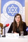 (c) fotodienst / Anna Rauchenberger - Wien, am 06.11.2009 - Der jüdische Traditionsclub 'S.C. HAKOAH', vor dem Zweiten Weltkrieg mitgliederstärkster Allround-Sportverein der Welt, feiert sein 100-jähriges Bestehen. In seiner Geschichte spiegelt sich nicht nur Wiener Sportgeschichte, sondern auch die Geschichte der Jüdischen Gemeinde Wiens im 20. Jahrhundert. Das Jubiläum wird mit einer Gala-Veranstaltung im neuen Sport & Freizeitzentrum begangen. Im Pressegespräch wird u.a. das neue Buch '100 Jahre HAKOAH 1909-2009' präsentiert. FOTO: MMag. Susanne Helene Betz, Mitherausgeberin '100 Jahre HAKOAH'