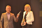 Marianne Häuptli von Kuoni Reisen nimmt von TV-Moderator Röbi Koller den begehrten Travel Award Star Award in der Kategorie bester Badeferien-Reiseveranstalter von Montreux mit nach Hause