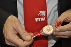 TTW-DIrektor Ralph Nikolaiski versüsste sich den Stress an der Schweizer Tourismusfachmesse mit einem Lolipop