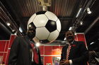 Der neue südafrikanische Botschafter in Bern, George H. Johannes mit seinem Sekretär Solly Tshivhula,  am TTW in Montreux 