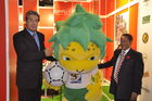 Der neue südafrikanische Botschafter in Bern, George H. Johannes mit FIFA-KOmmunikationsdirektor Hans Klaus vor dem World Cup 2010 Mascottchen am TTW