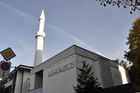 Die Mahmud-Moschee in Zürich-Balgrist gleich gegenüber der reformierten Kirche gab noch nie Anlass zu Kritik. Mit der Minarett-Verbotsinitiative der SVP und den teilweise zensurierten Abstimmungsplakaten werde der Religionsfrieden in der Schweiz gefährdet, sagt Justizministerin 